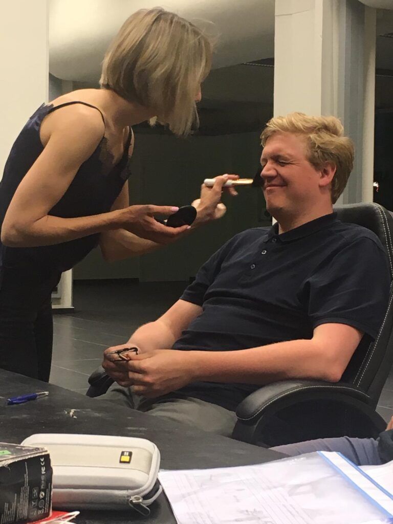 Ook de figuraten moeten in de make-up